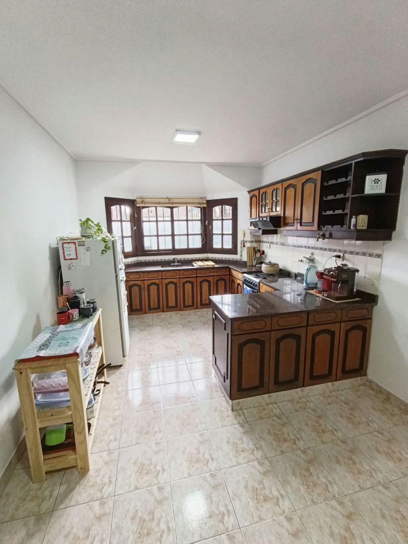 Foto de HERMOSA CASA DE 5 AMBIENTES CON JARDIN, PARRILA Y PILETA EN CASTELAR, imagen 4