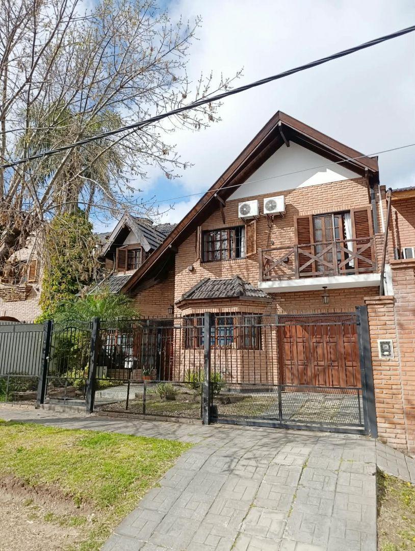 Foto de HERMOSA CASA DE 5 AMBIENTES CON JARDIN, PARRILA Y PILETA EN CASTELAR, imagen 3