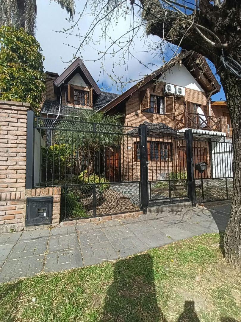 Foto de HERMOSA CASA DE 5 AMBIENTES CON JARDIN, PARRILA Y PILETA EN CASTELAR, imagen 1