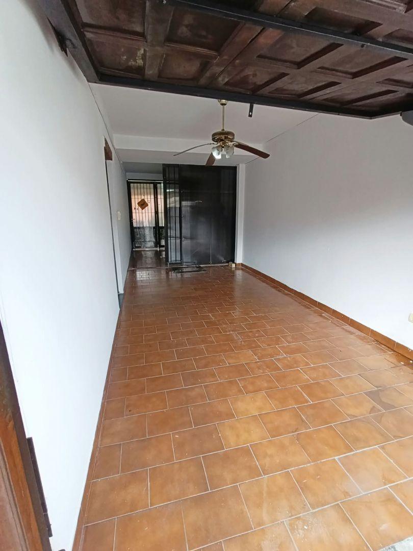 Foto de HERMOSA CASA DE 5 AMBIENTES CON JARDIN, PARRILA Y PILETA EN CASTELAR, imagen 2