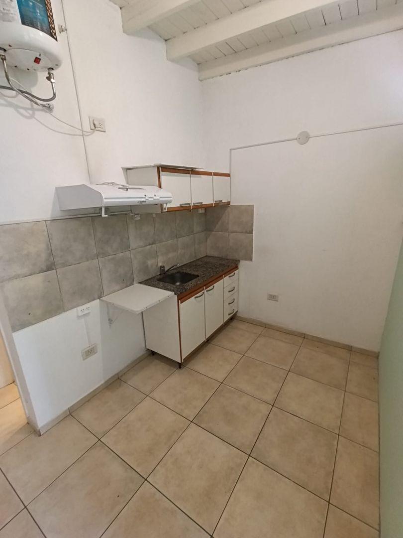 Foto de ALQUILER DE DEPARTAMENTO MONOAMBIENTE DIVIDIDO CON VENTANAL A LA CALLE, imagen 4