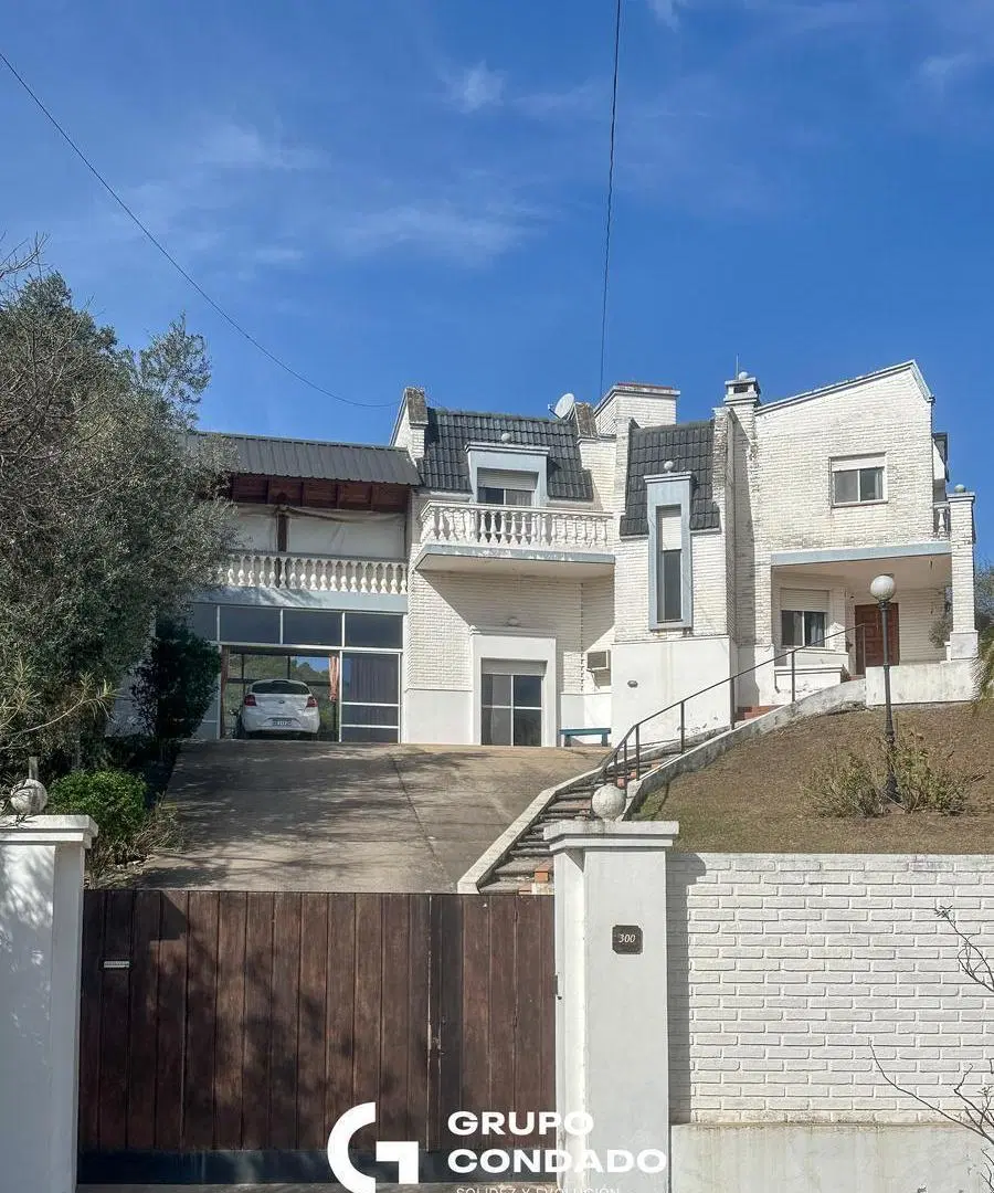 Vendo propiedad con imponentes vistas ! Ubicada a solo 3 cuadras del centro de la localidad! 1