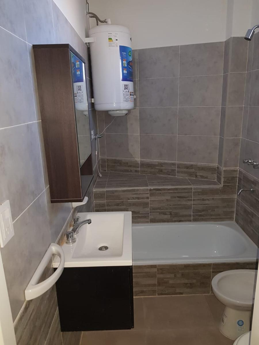 Departamento Dos Ambientes en Av H. Yrigoyen 2
