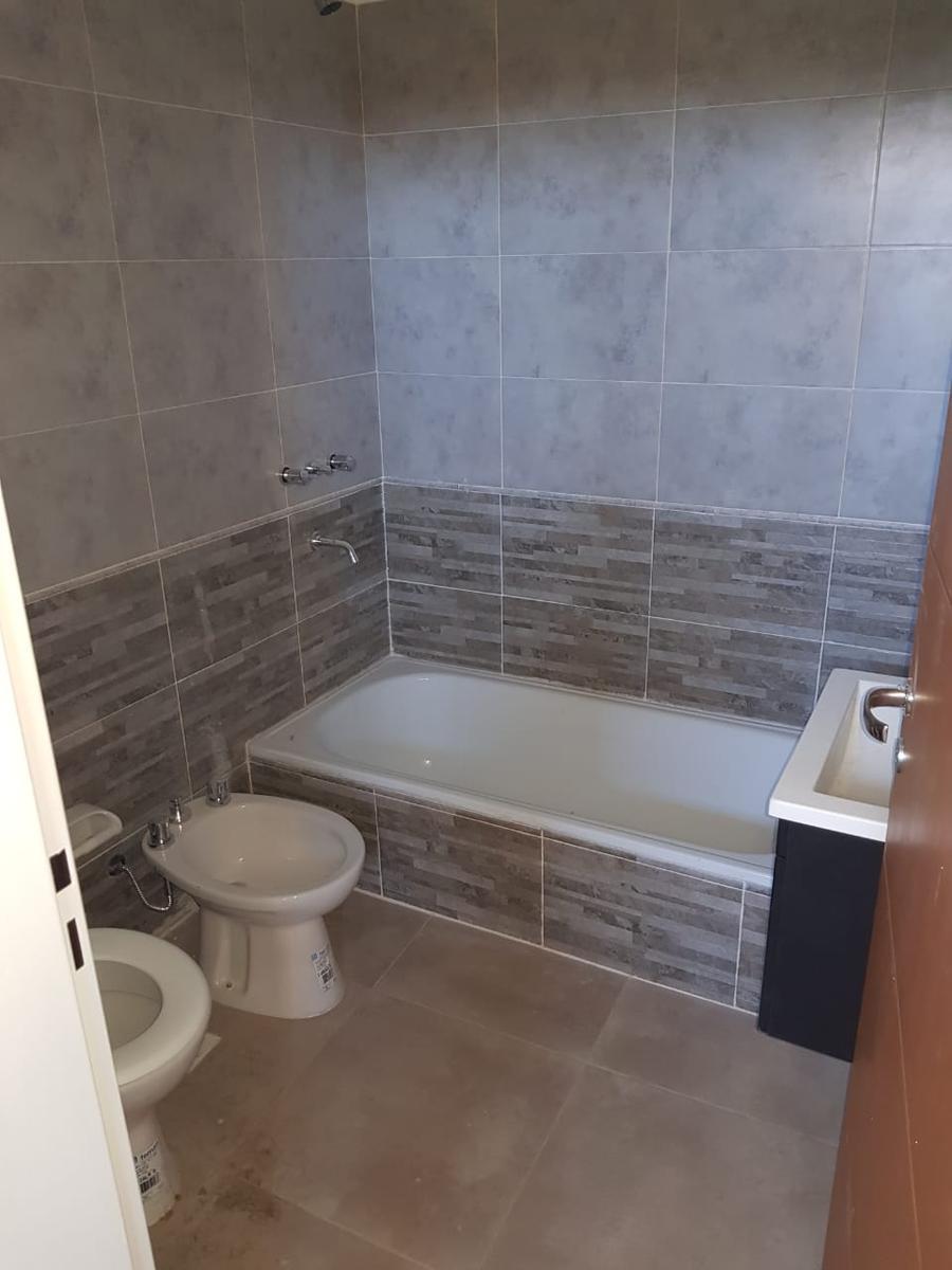Departamento Dos Ambientes en Av H. Yrigoyen 1