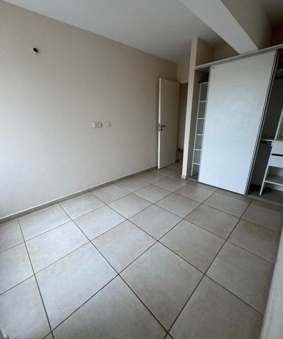 SE ALQUILA SEMIPISO DE 2 HABS EN BARRIO ALTO ABERDI 1