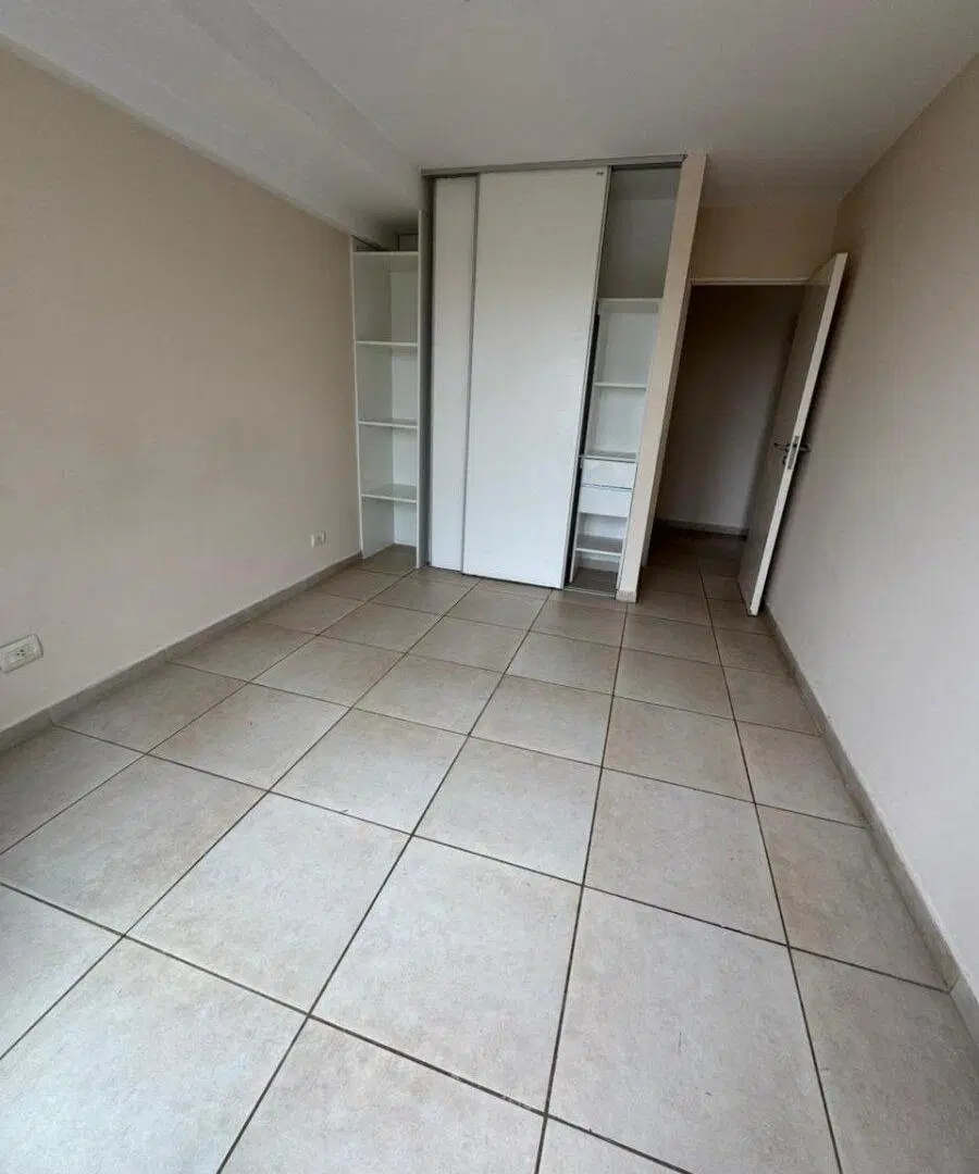SE ALQUILA SEMIPISO DE 2 HABS EN BARRIO ALTO ABERDI 5