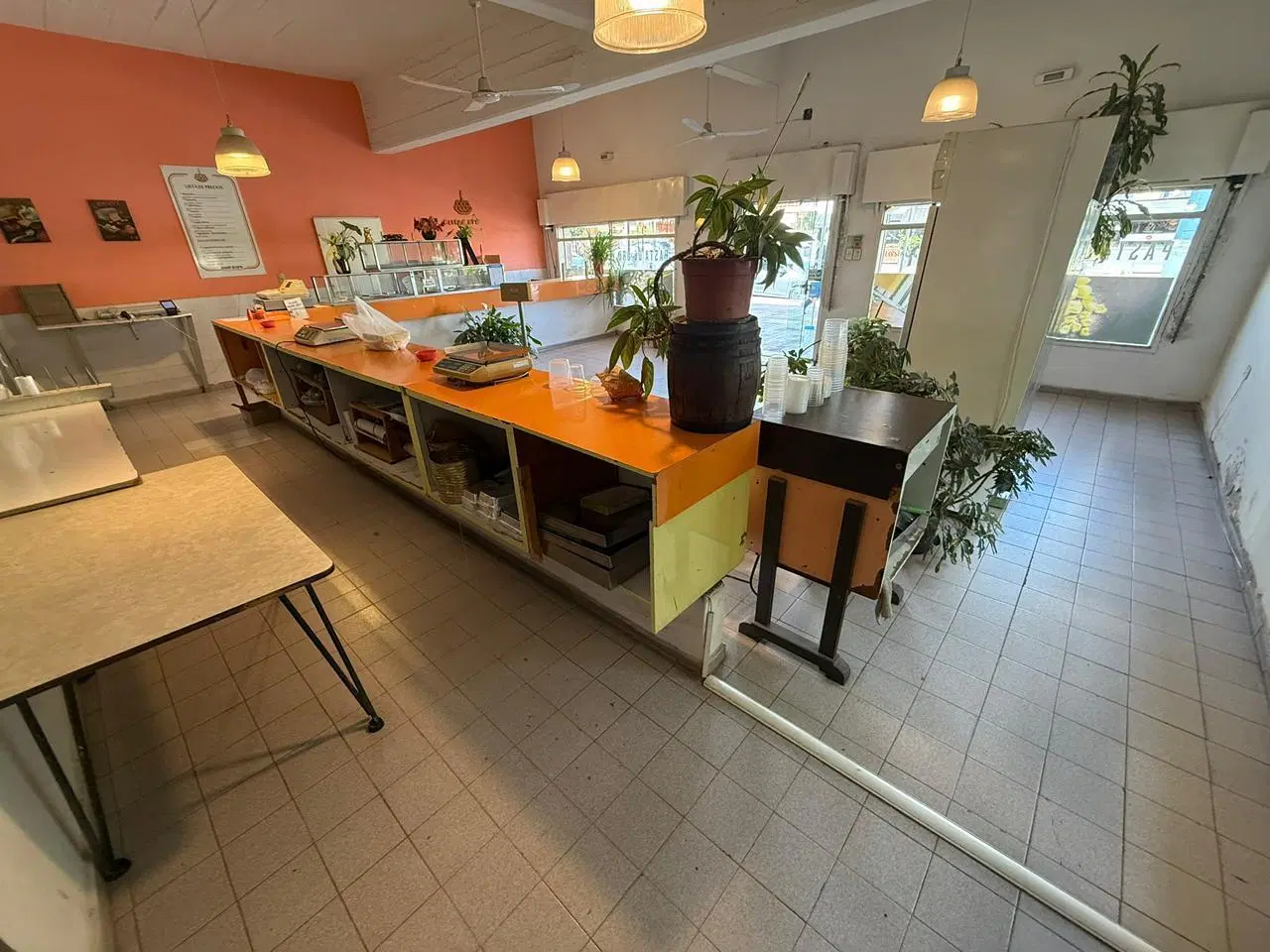 SE ALQUILA LOCAL COMERCIAL 80M SOBRE AV RICHIERI B JARDIN 4