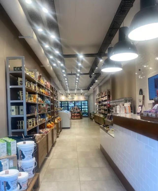 Foto de 300m2 en pleno centro comercial distribuido en 2 plantas, imagen 1