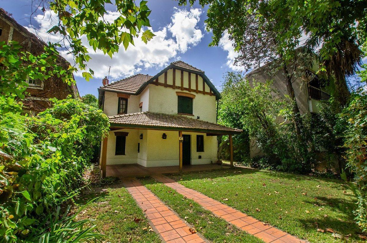CHALET INGLES EN VENTA EN ADROGUE DE CATEGORIA