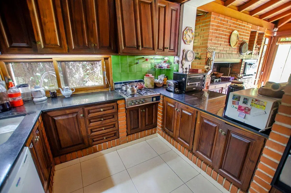 CHALET INGLES EN VENTA EN ADROGUE DE CATEGORIA 4