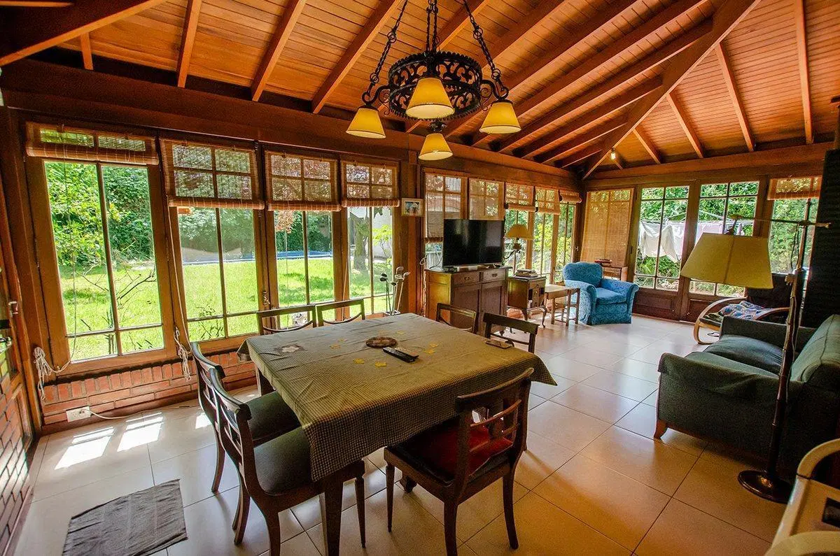 CHALET INGLES EN VENTA EN ADROGUE DE CATEGORIA 2