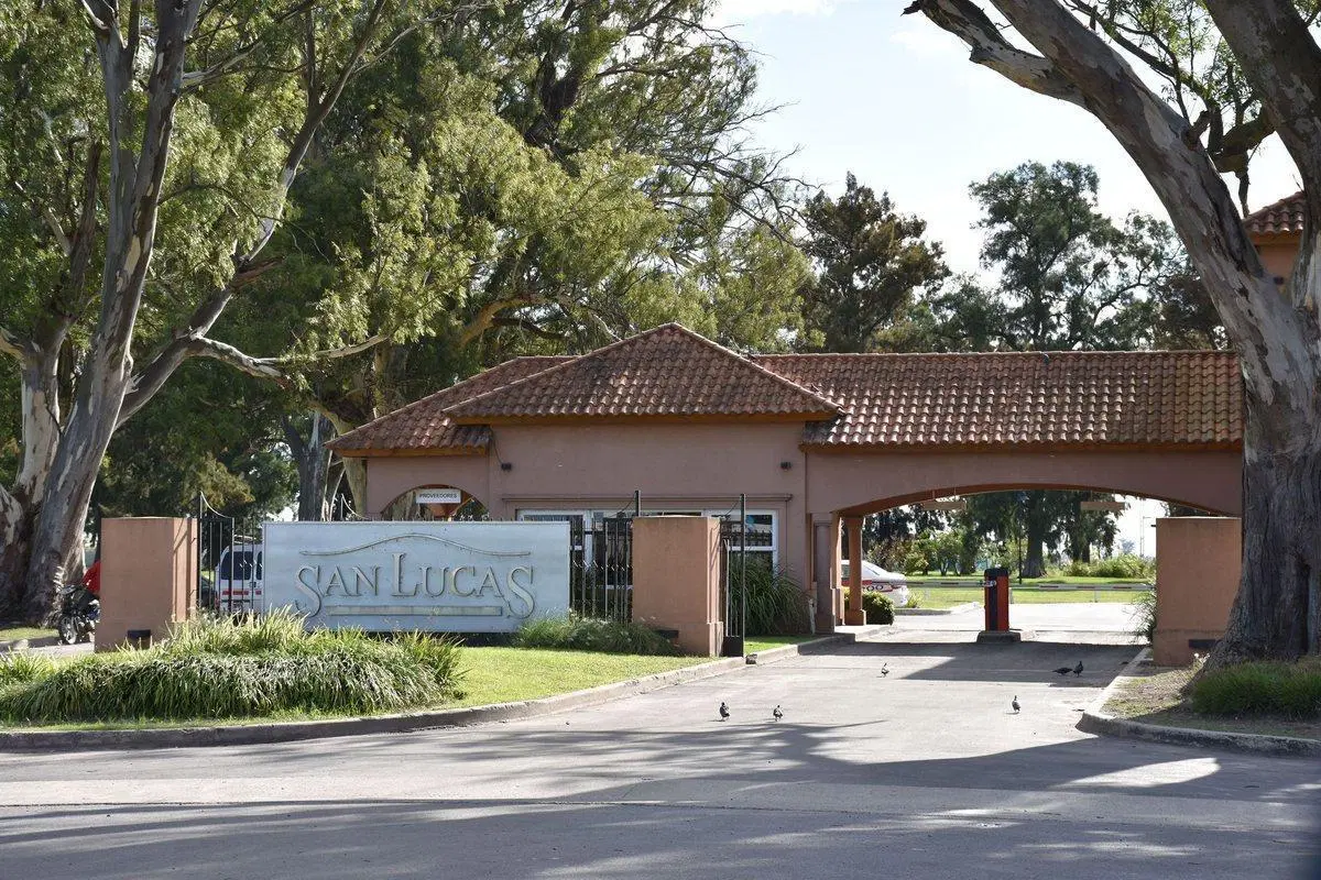 VENTA LOTE A LAGUNA EN BARRIO PRIVADO SAN LUCAS 3