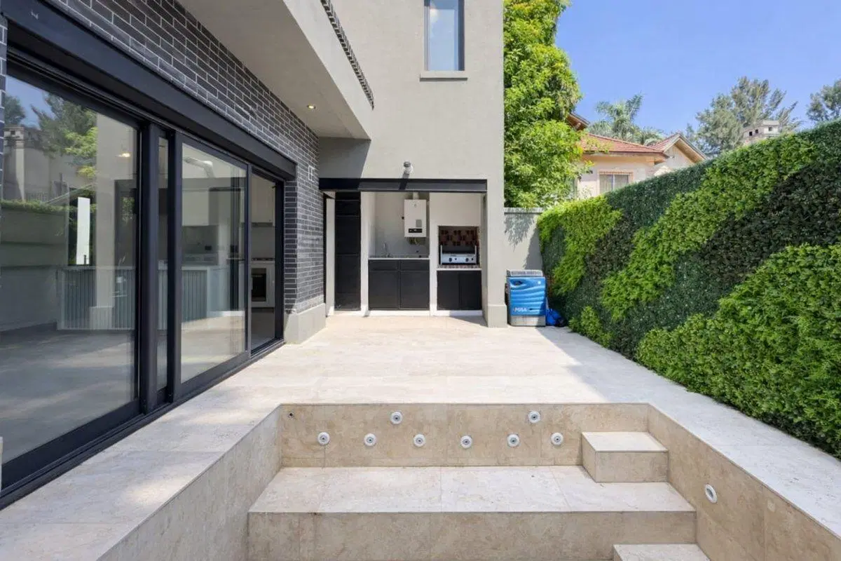 DUPLEX EN VENTA. ADROGUE, COCHERA,PILETA PRIVADA 3