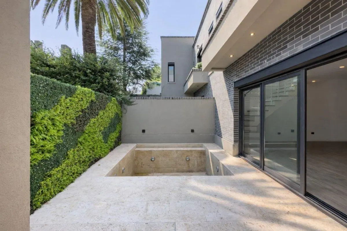 DUPLEX EN VENTA. ADROGUE, COCHERA,PILETA PRIVADA 3
