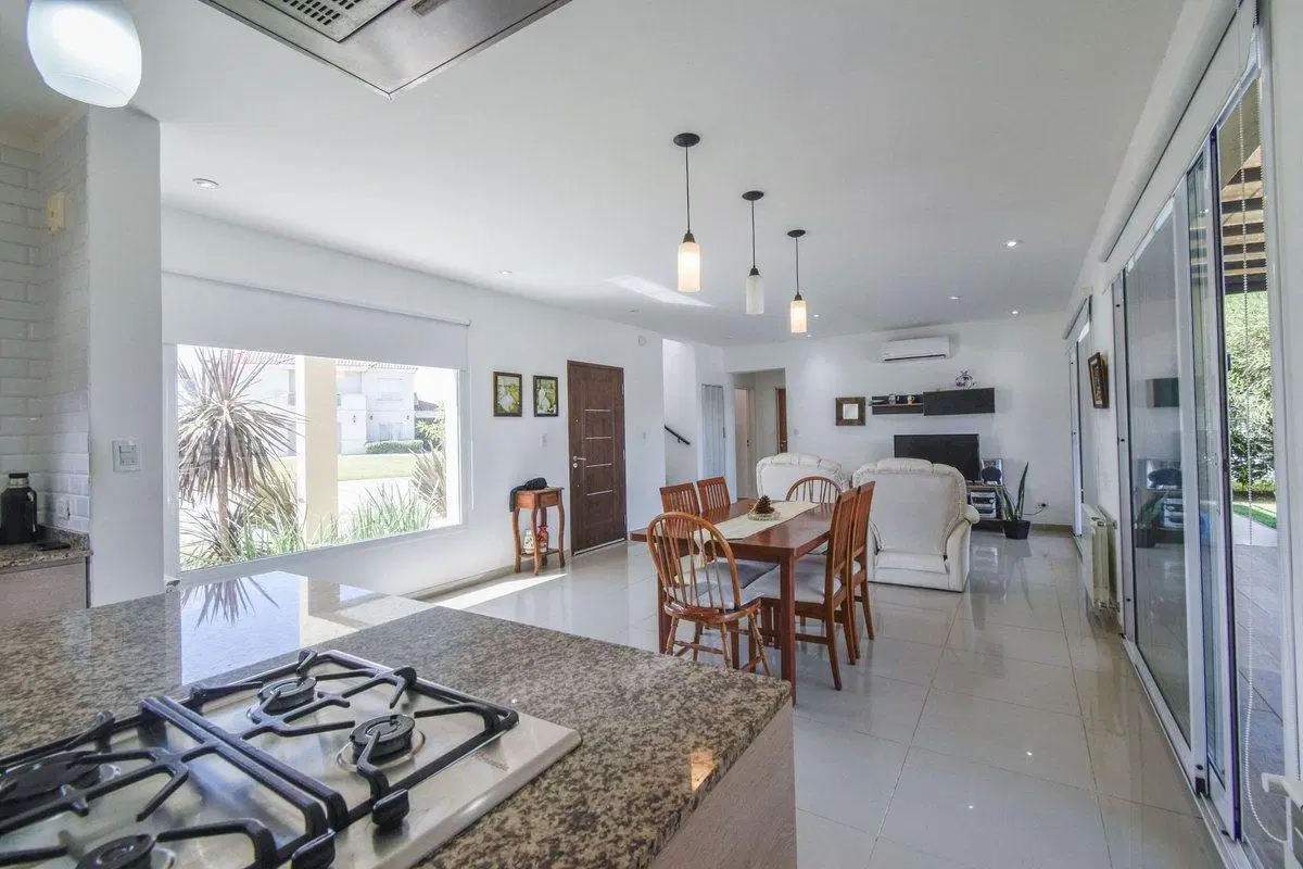 CASA EN VENTA BARRIO SAN LUCAS SALIDA LAGUNA 4