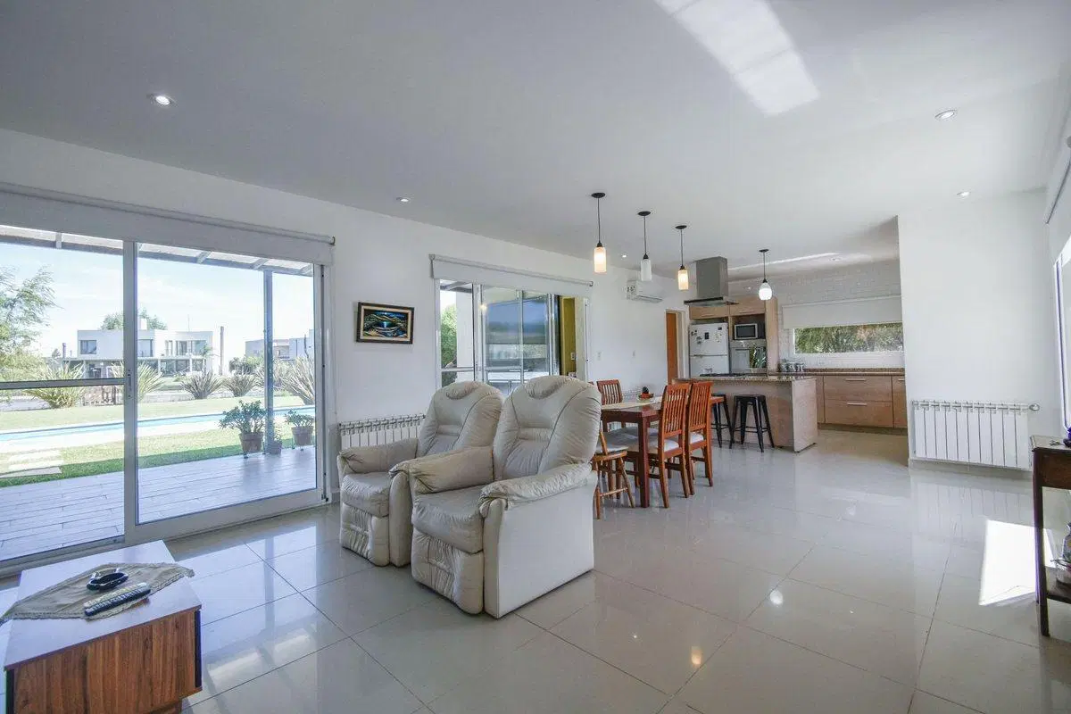 CASA EN VENTA BARRIO SAN LUCAS SALIDA LAGUNA 5