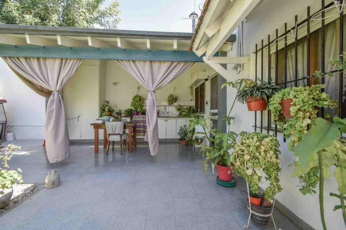 CASA EN VENTA EN LONGCHAMPS CON JARDIN 3