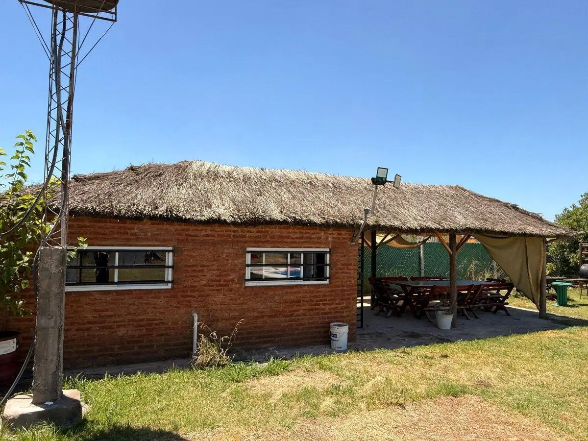 CASA QUINTA EN MÁXIMO PAZ CON PISCINA Y QUINCHO 2