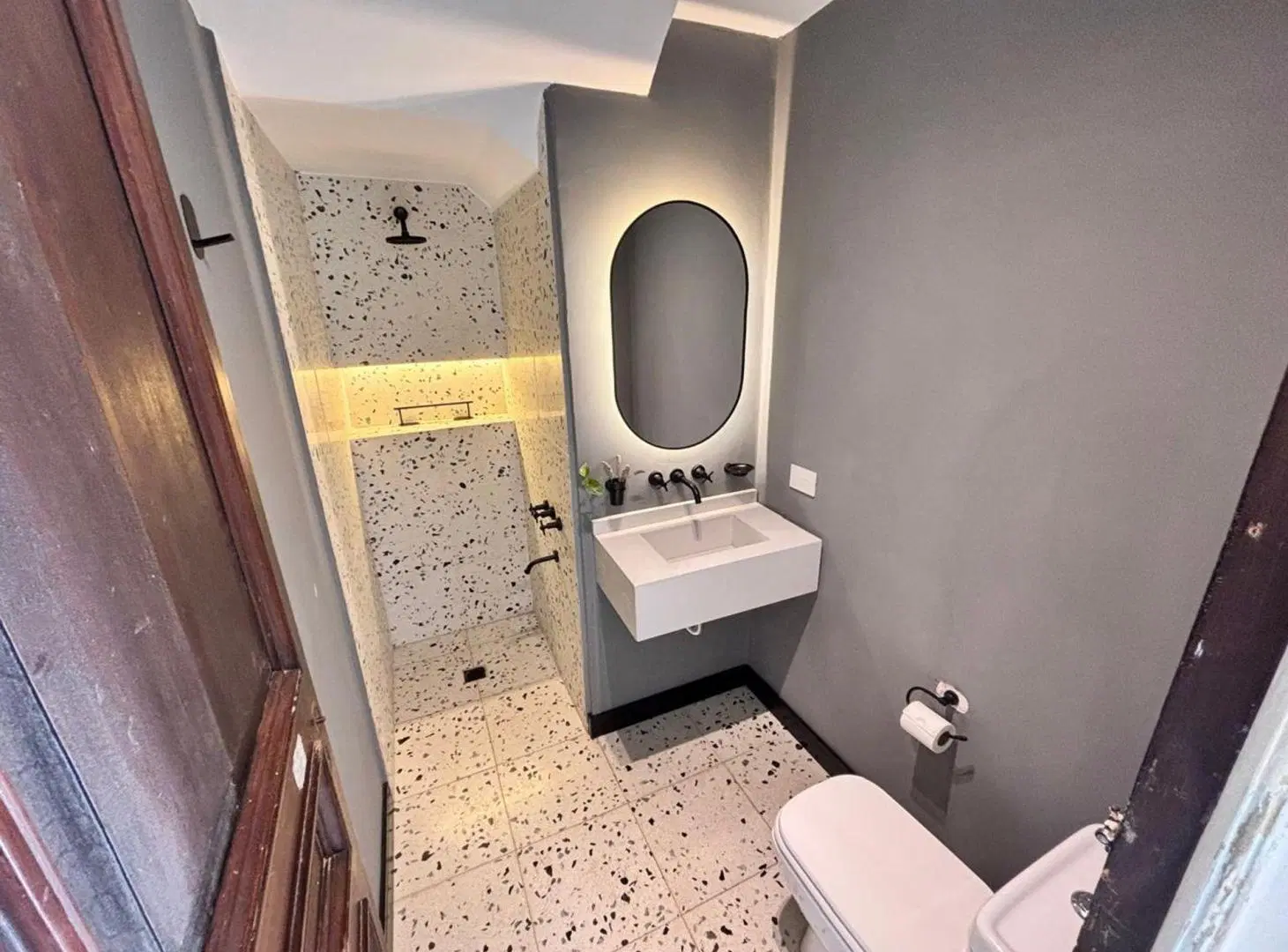 CASA EN VENTA LAS LOMITAS-EXCELENTE ESTADO 2