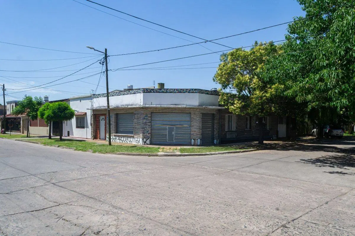 CASA EN VENTA 3 AMBIENTES BURZACO CON LOCAL 3