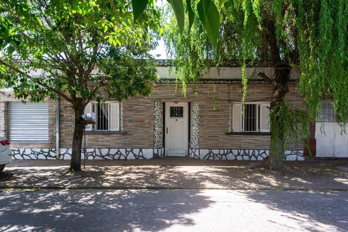 CASA EN VENTA 3 AMBIENTES BURZACO CON LOCAL 5