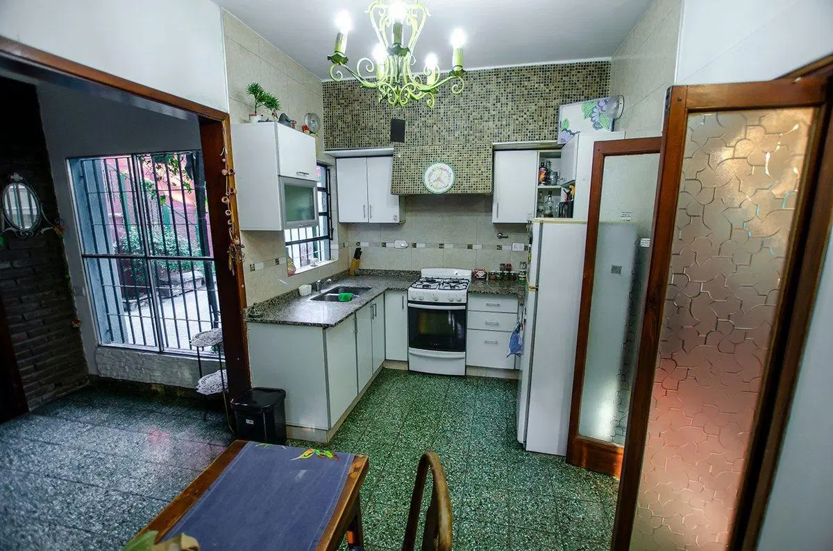 CASA EN VENTA BURZACO EXCELENTE UBICACION 4