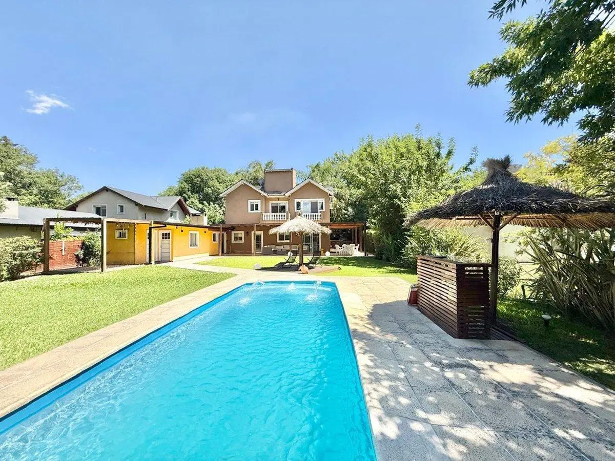 CASA EN VENTA EN PARQUE LAS NACIONES CON PISCINA! 2