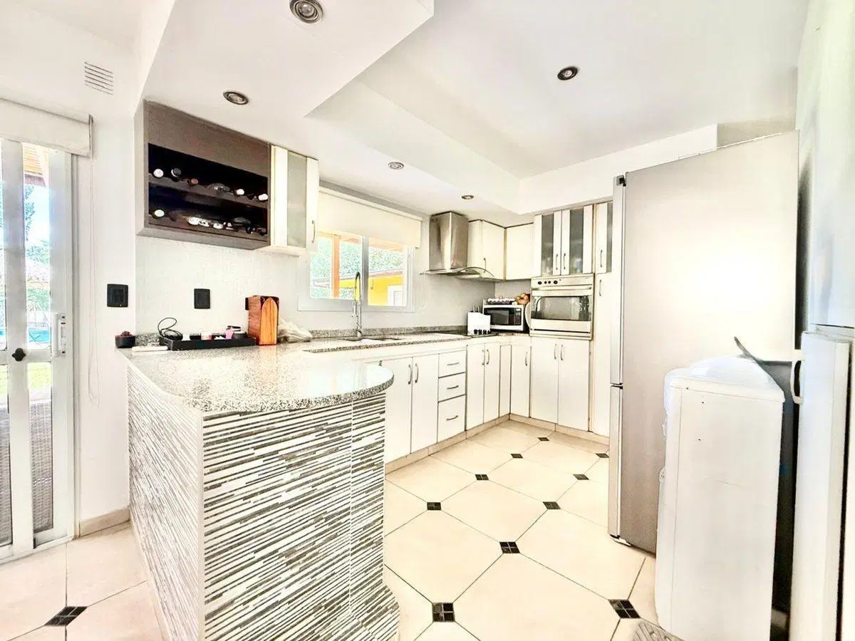 CASA EN VENTA EN PARQUE LAS NACIONES CON PISCINA! 5