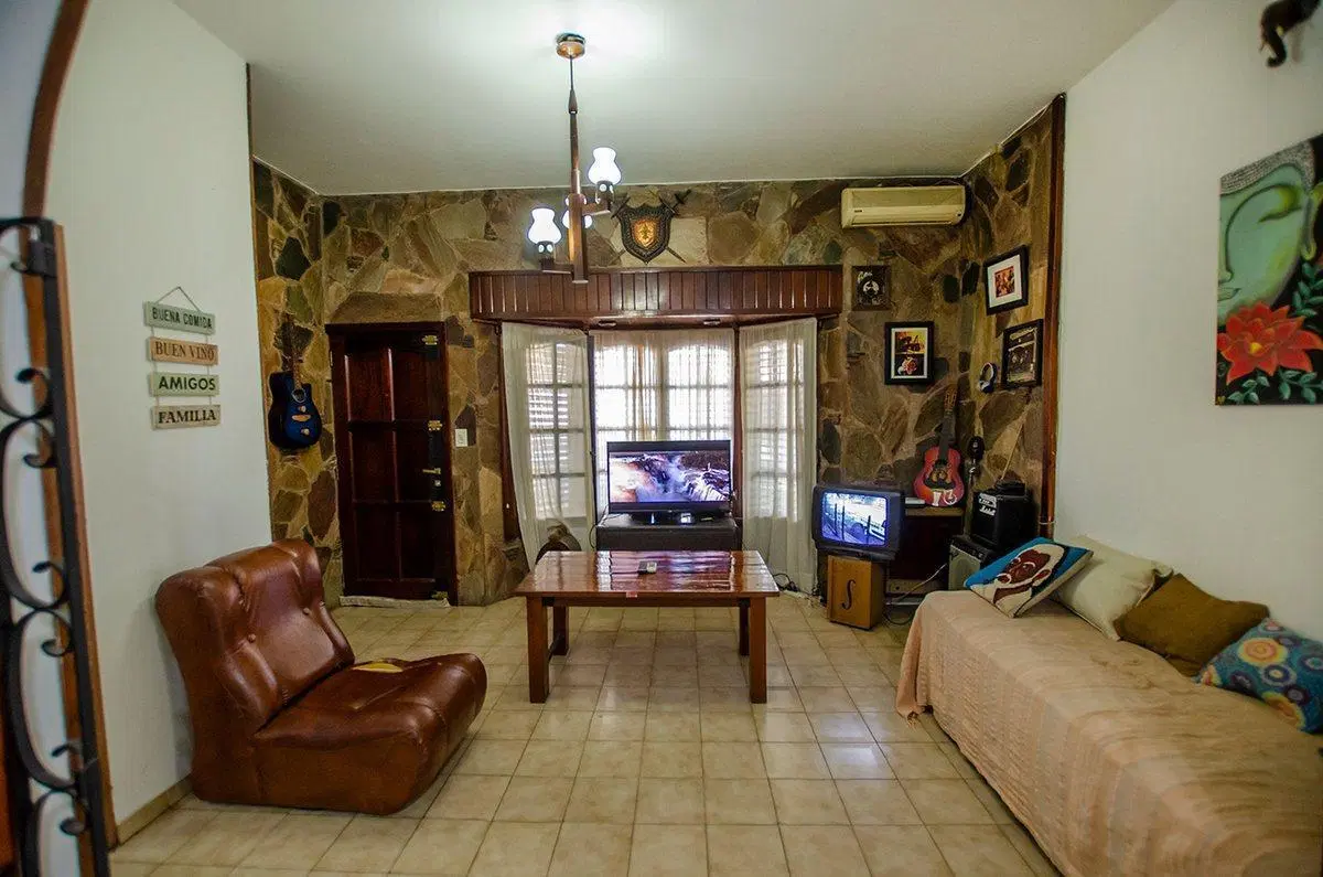 CASA EN VENTA BURZACO CON QUINCHO Y PILETA 4