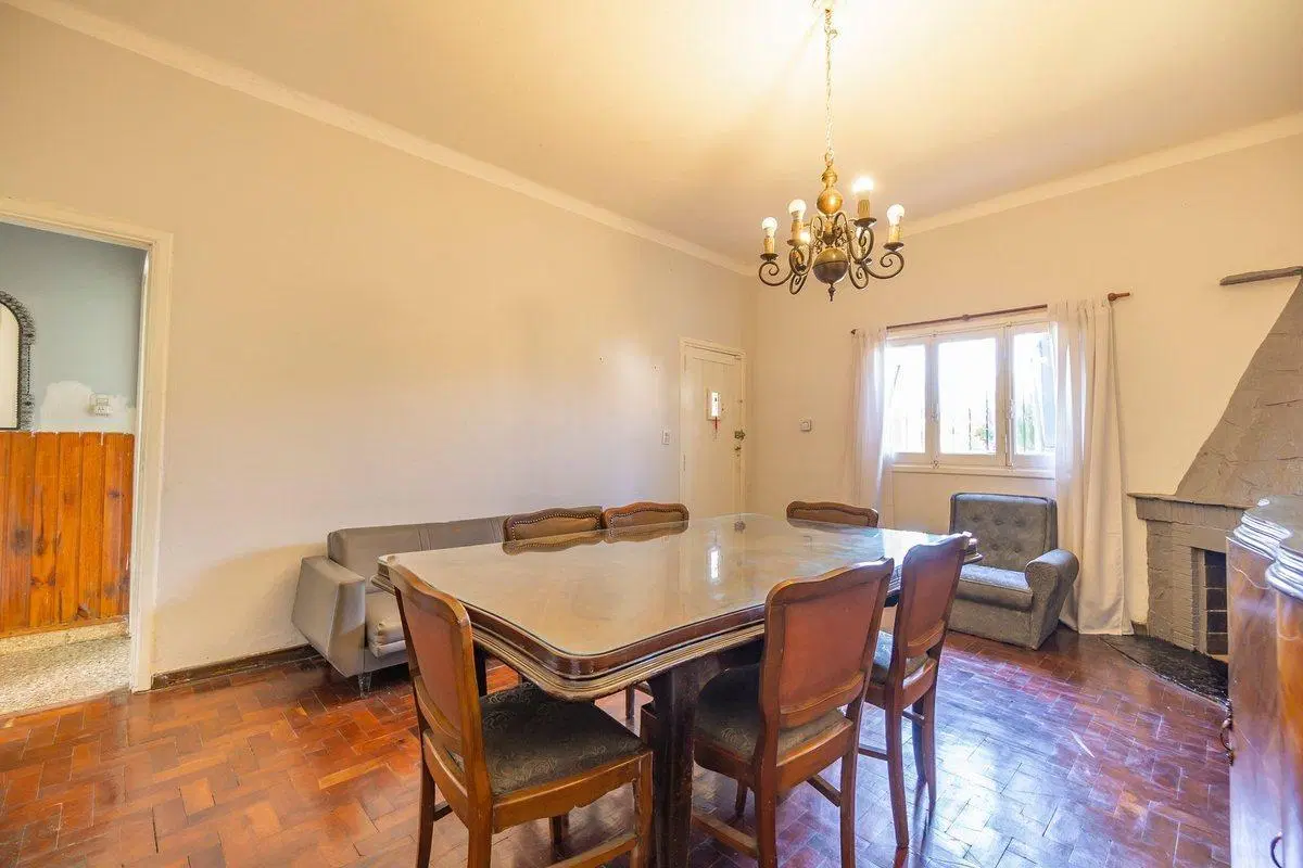 CASA CON AMPLIO LOTE VENTA, BURZACO. APTO CREDITO 5