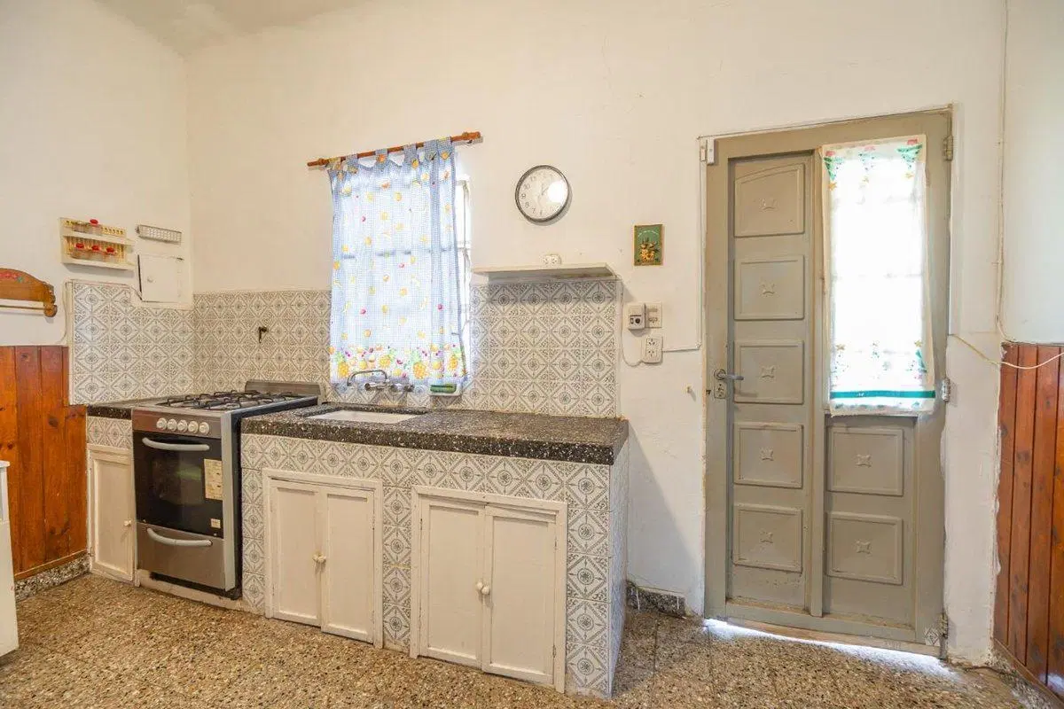 CASA CON AMPLIO LOTE VENTA, BURZACO. APTO CREDITO 2