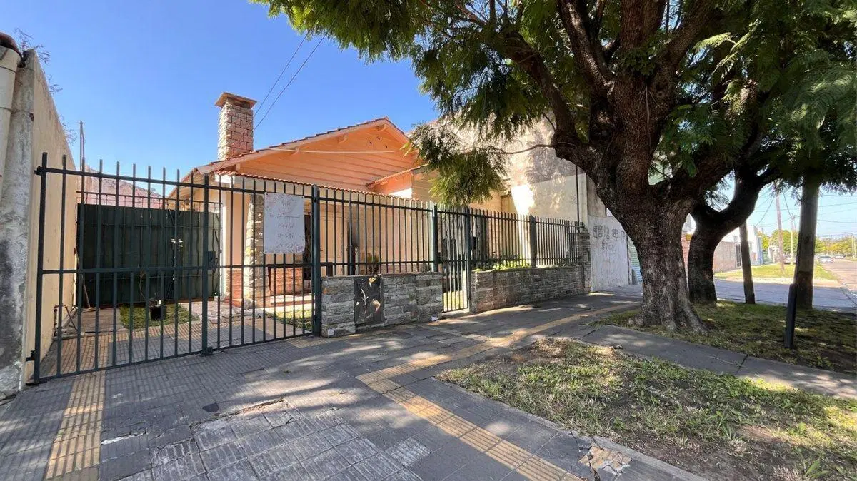 CASA EN VENTA EN TEMPERLEY CON COCHERA Y PATIO 4