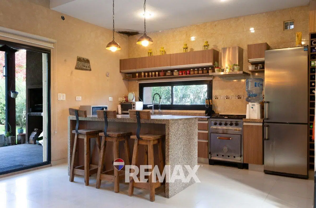 CASA EN VENTA 4 AMBIENTES SAN VICENTE DAROMY 3