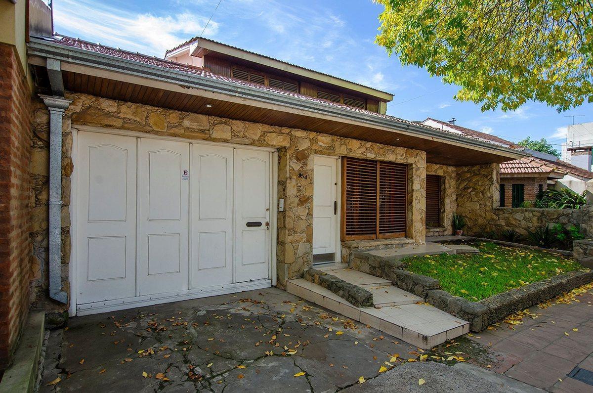 CASA EN VENTA EN MONTE GRANDE CON 4 DORMITORIOS