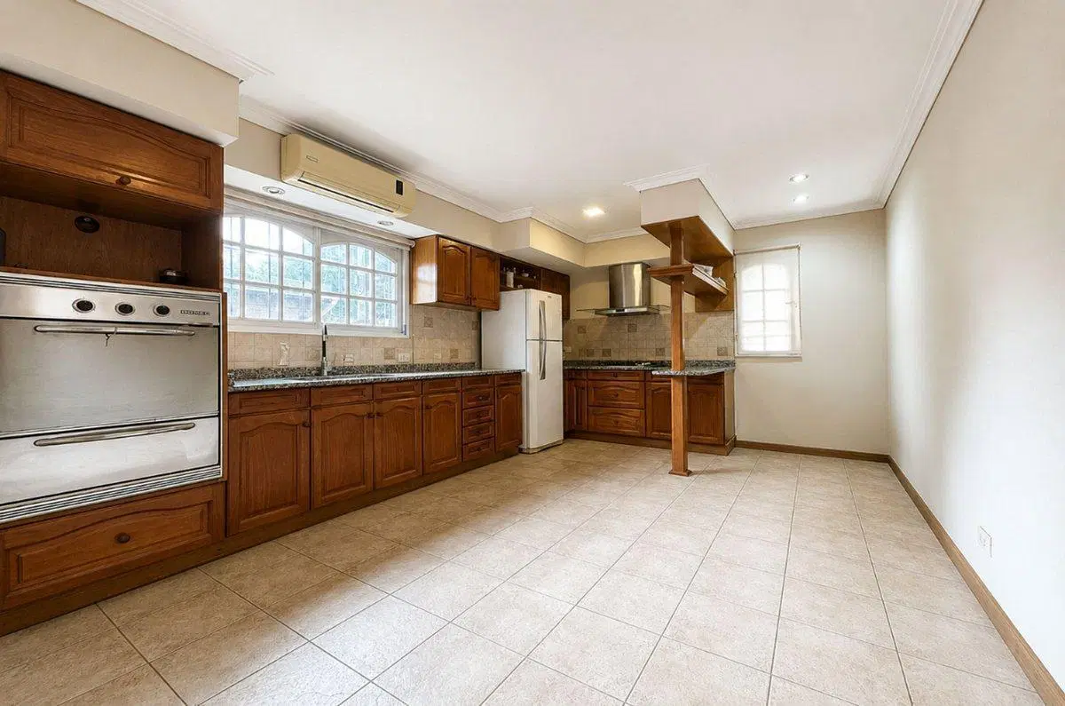 CASA EN VENTA TEMPERLEY CON QUINCHO Y DOBLE GARAGE 2