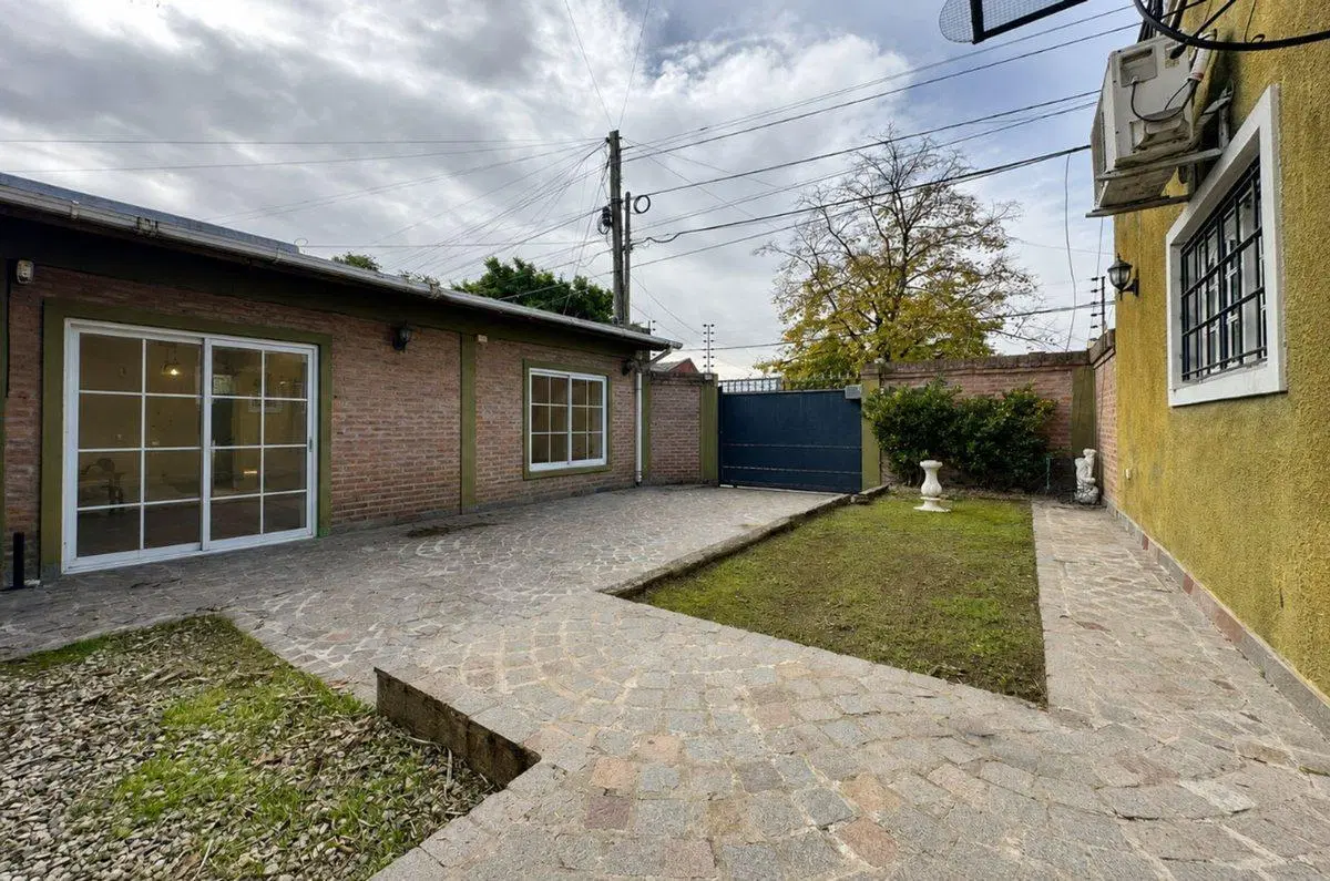 CASA EN VENTA TEMPERLEY CON QUINCHO Y DOBLE GARAGE 4