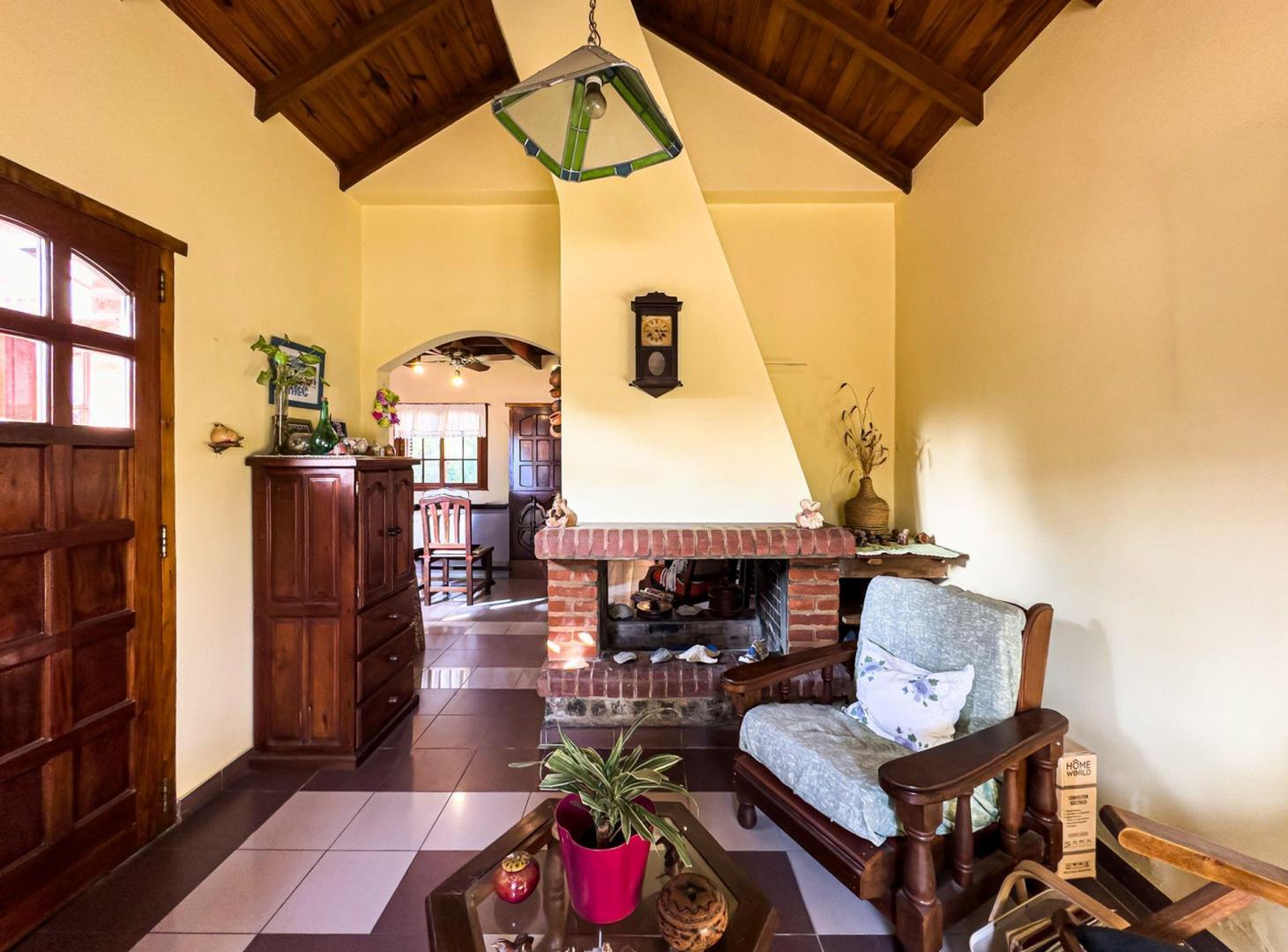 Foto de CASA EN VENTA 5 AMBIENTES EN BURZACO APTA CREDITO, imagen 2