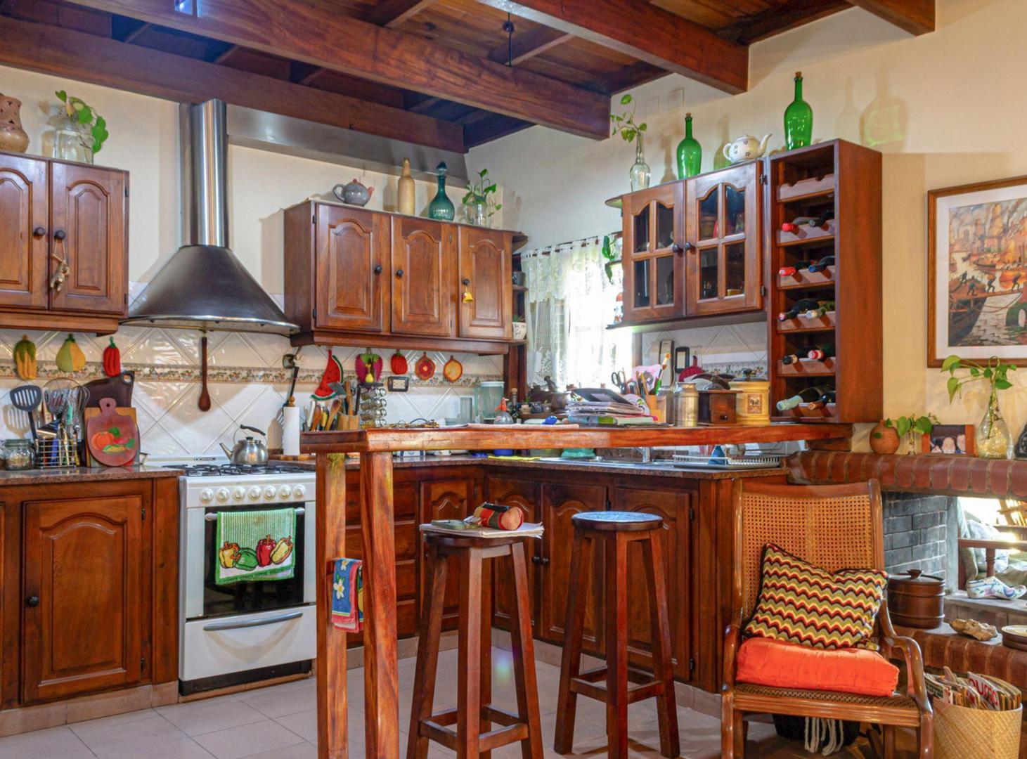 Foto de CASA EN VENTA 5 AMBIENTES EN BURZACO APTA CREDITO, imagen 4