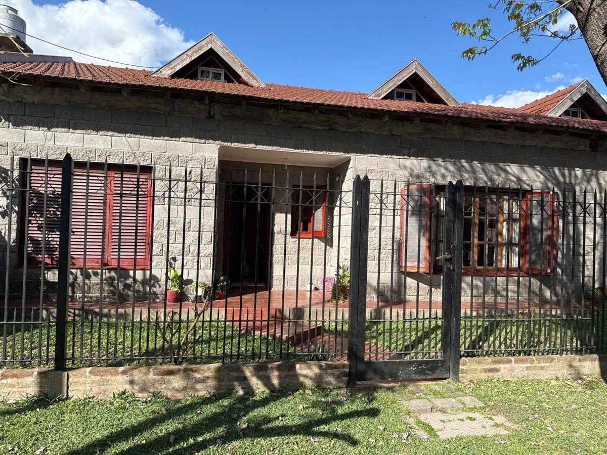 CASA EN VENTA EN MONTE GRANDE  PARQUE Y GARAGE 3
