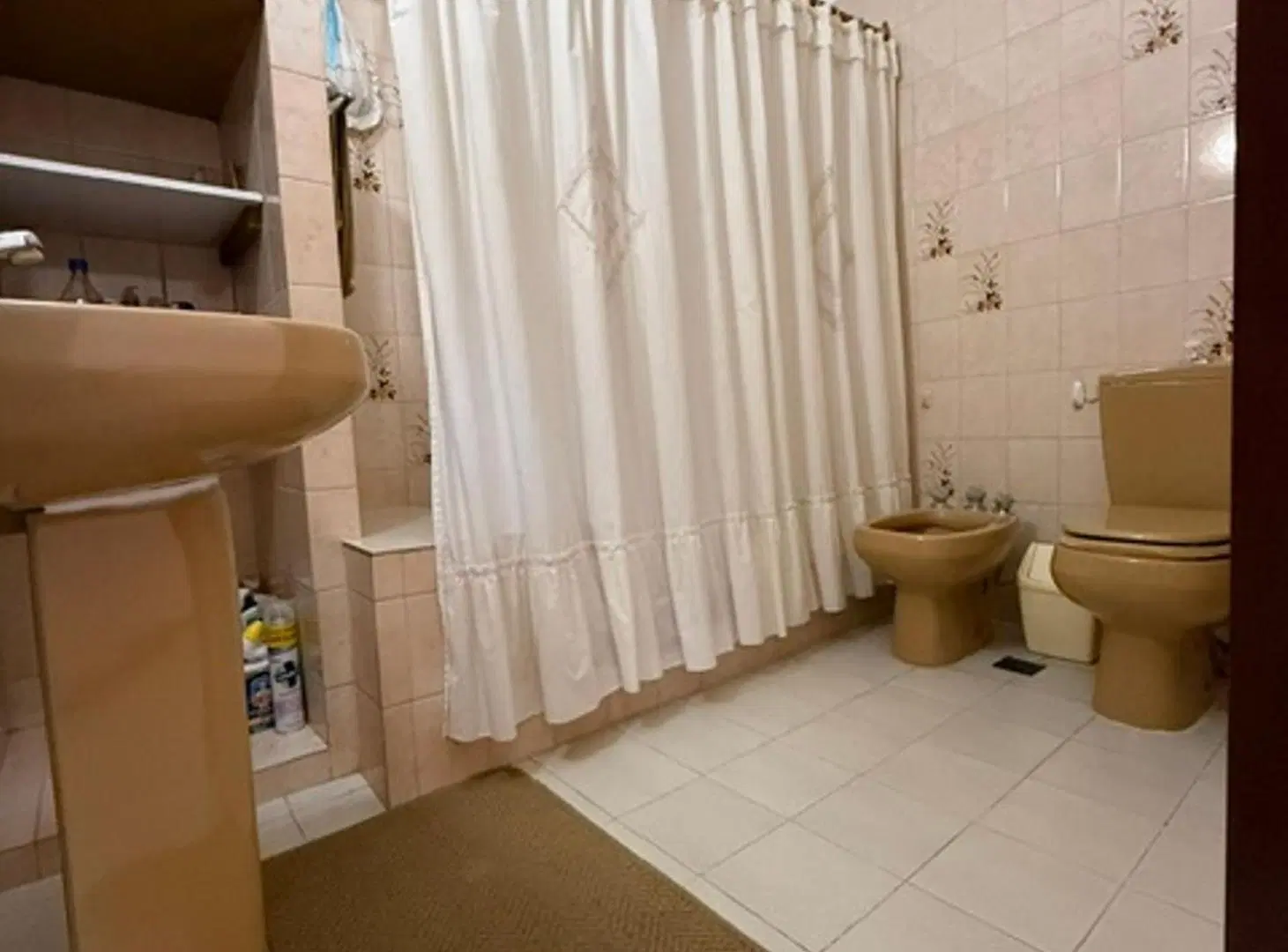 CASA EN VENTA EN MONTE GRANDE  PARQUE Y GARAGE 4