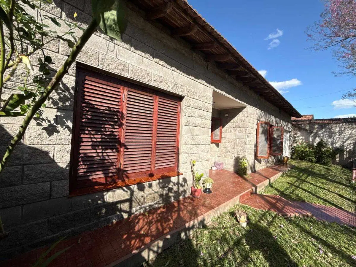 CASA EN VENTA EN MONTE GRANDE  PARQUE Y GARAGE 2