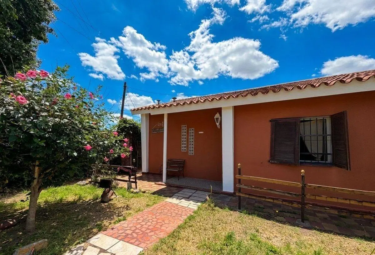 CASA EN VENTA EN EZEIZA CON AMPLIO LOTE 4