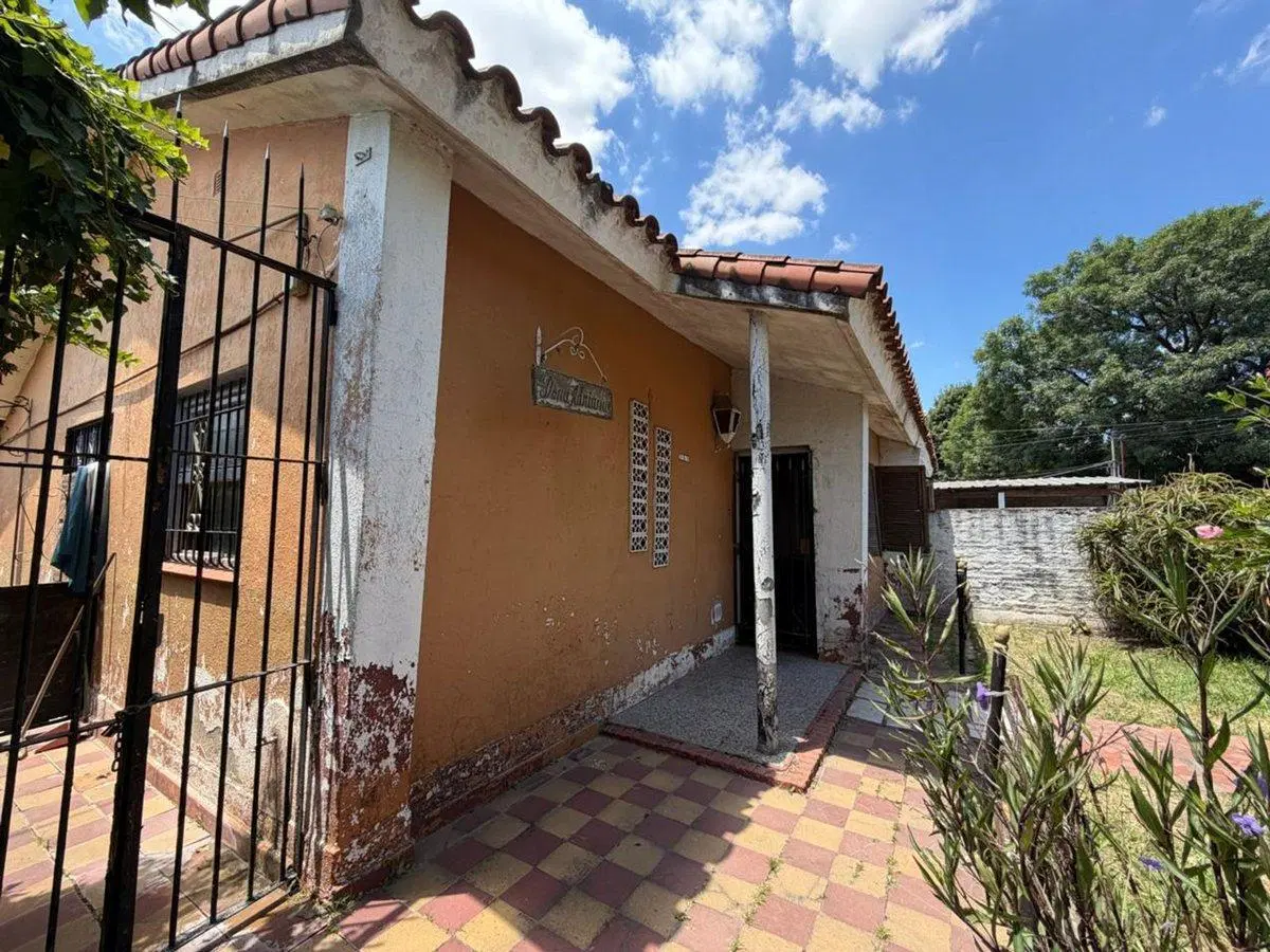 CASA EN VENTA EN EZEIZA CON AMPLIO LOTE 5