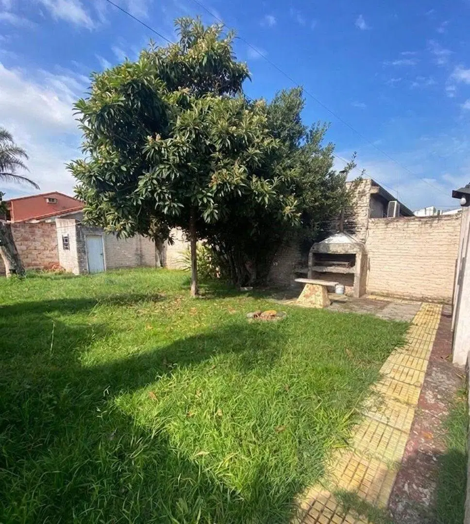 CASA EN VENTA EN EZEIZA CON AMPLIO LOTE 3