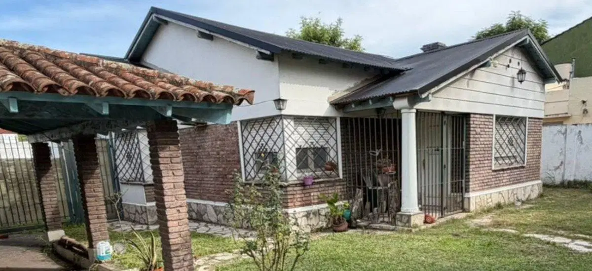 CASA EN VENTA BURZACO CON COCHERA 4