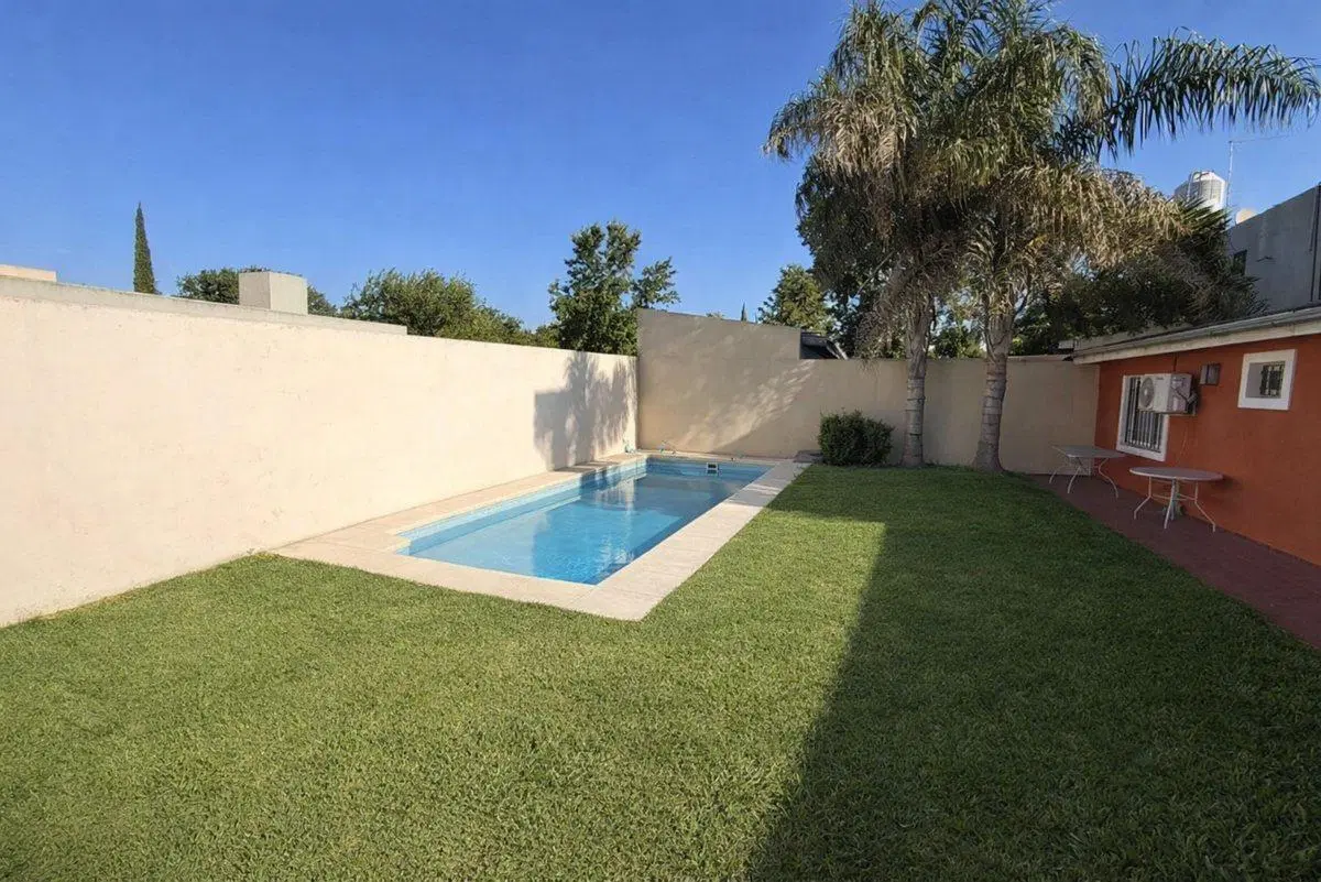 CASA EN VENTA EN EZEIZA APTA CRÉDITO CON PISCINA 3