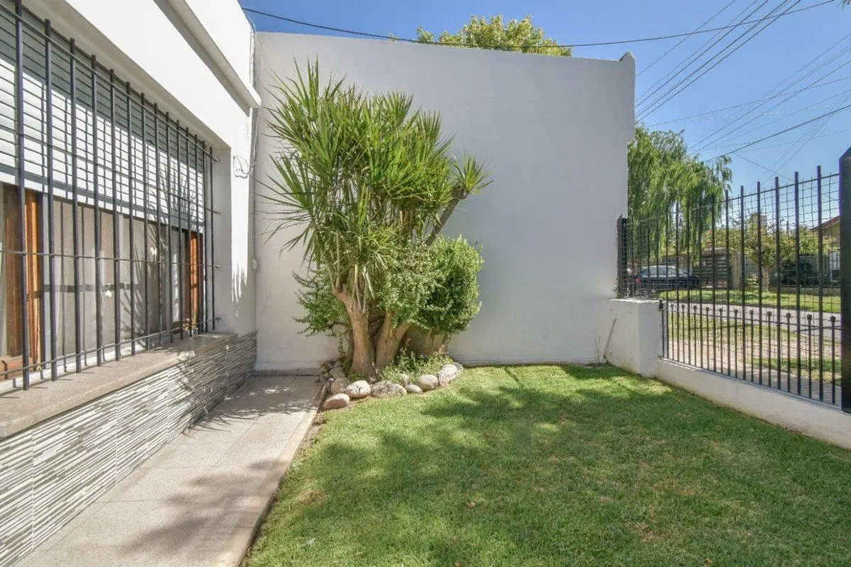 CASA EN VENTA EN LONGCHAMPS CON JARDIN 4