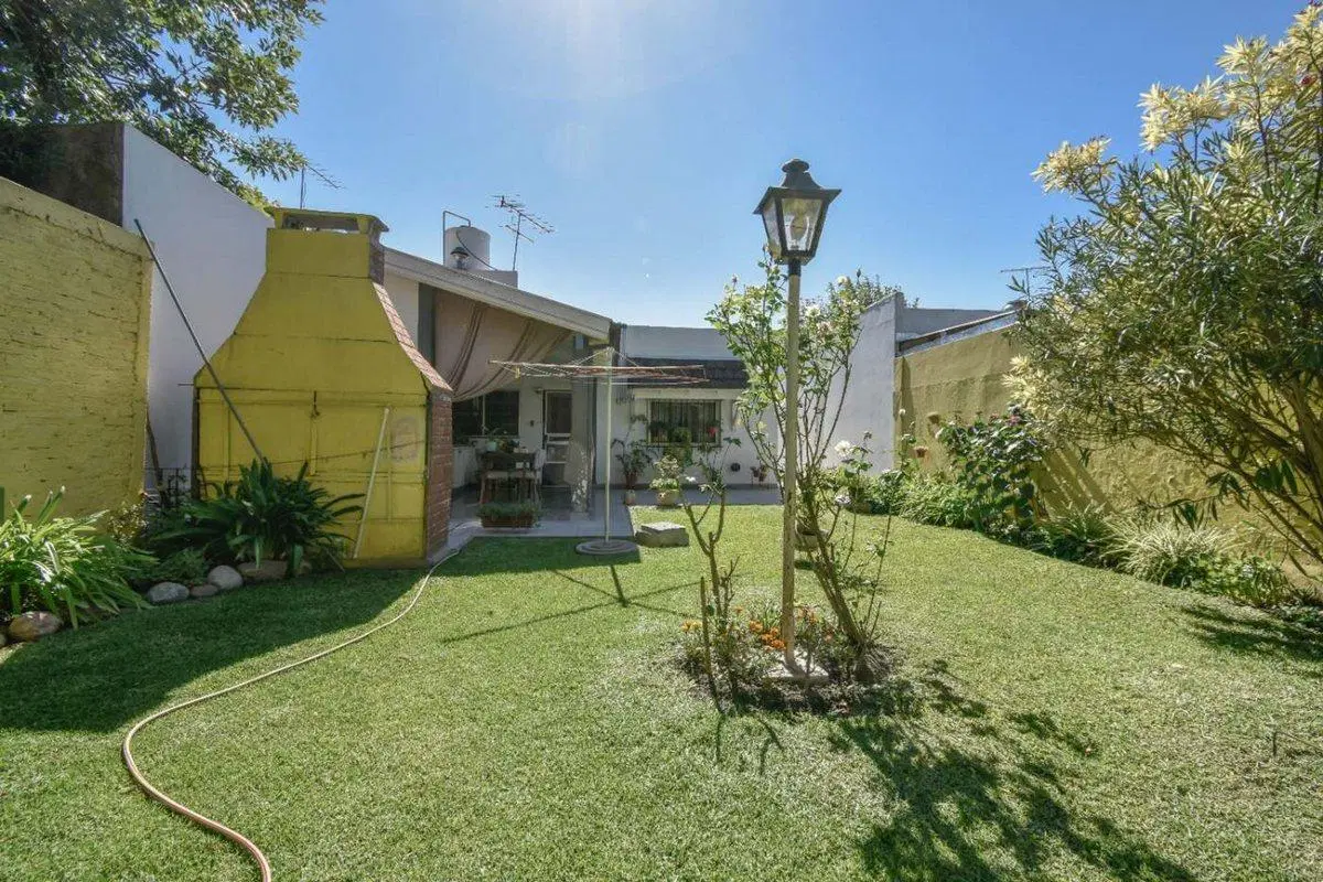 CASA EN VENTA EN LONGCHAMPS CON JARDIN 8