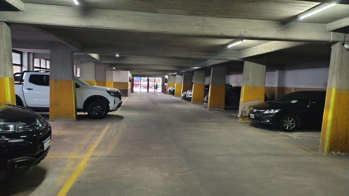 Foto de COCHERA EN VENTA! SEGURIDAD 24/7 SOBRE AVENIDA, imagen 1