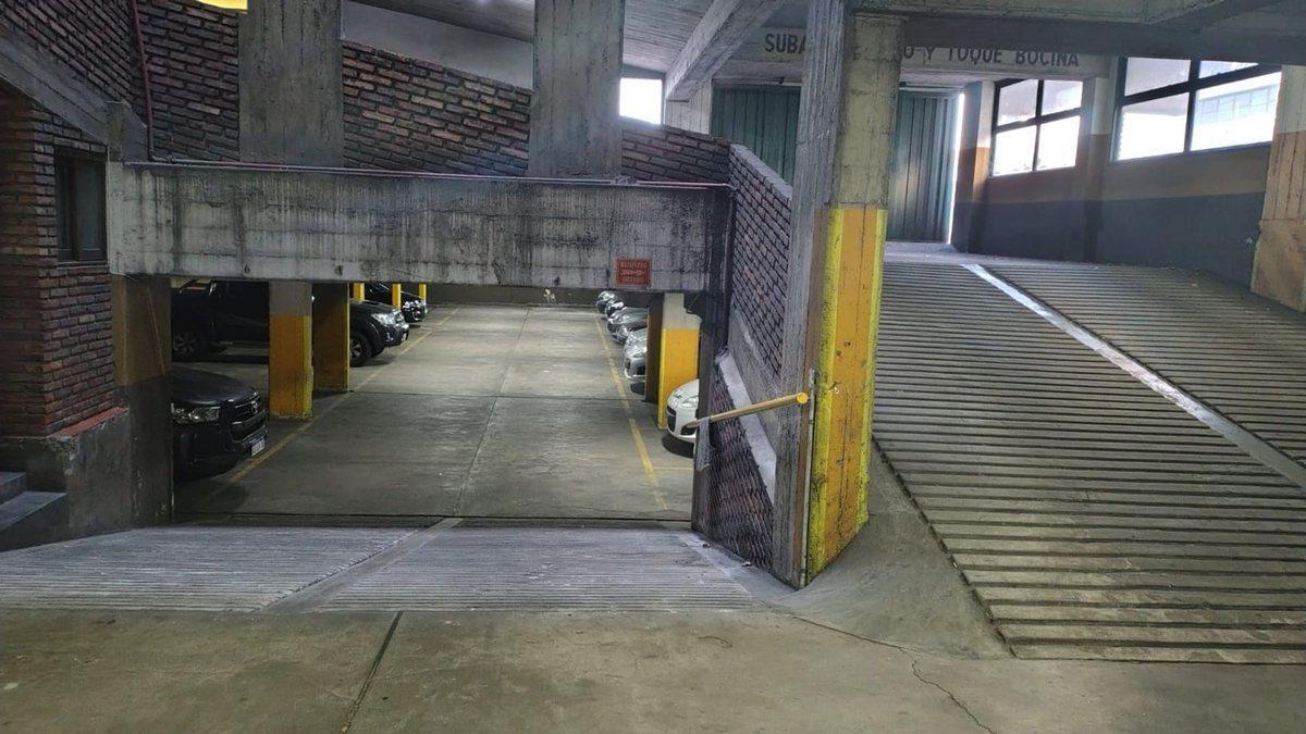 Foto de COCHERA EN VENTA! SEGURIDAD 24/7 SOBRE AVENIDA, imagen 2
